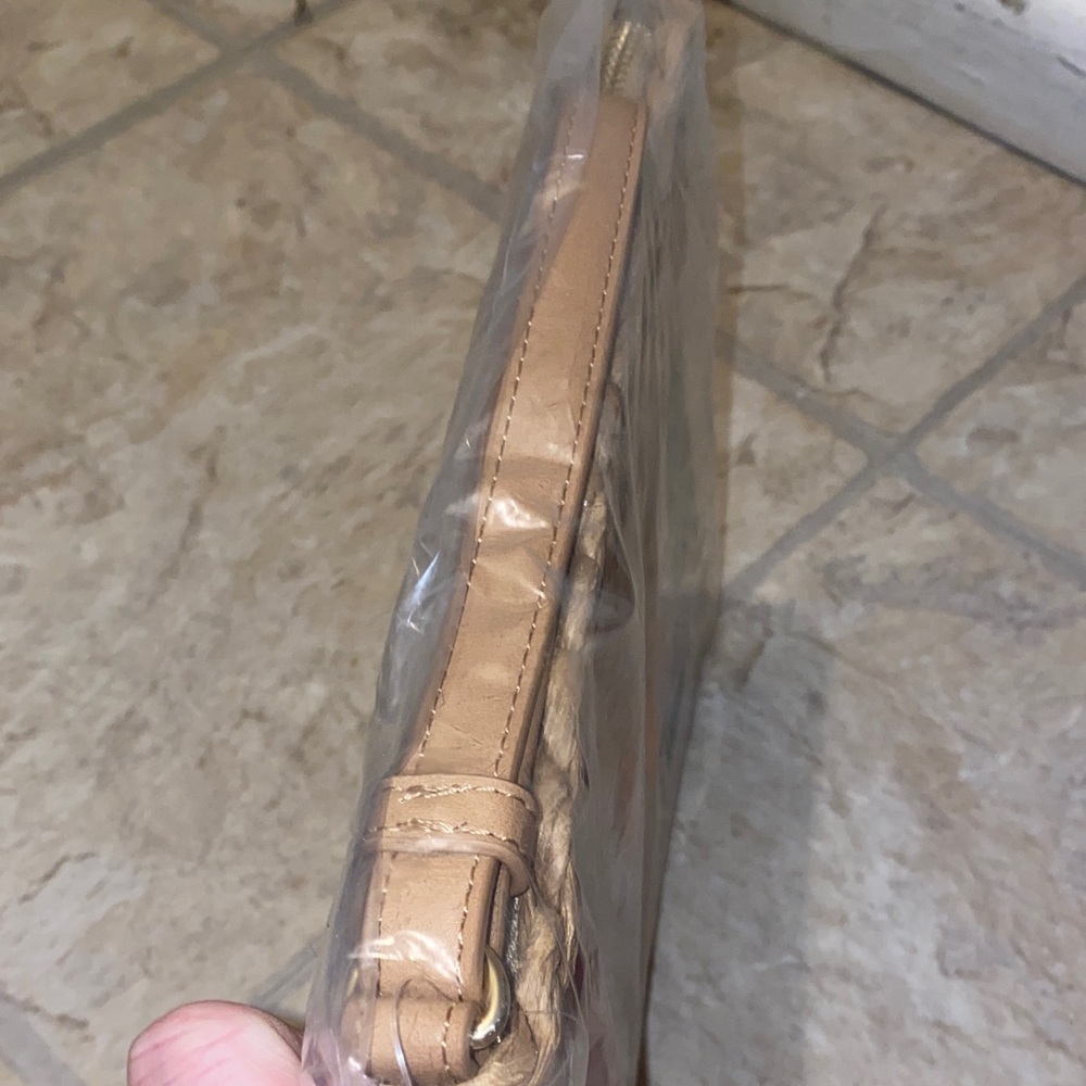 Time and Tru Woven NWT Tan Wristlet with Colorful “beach” Detail - Picture 3 of 4